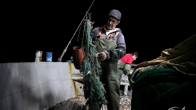 Greece Cleans Its Seas: Extraction of Concrete Blocks and Synthetic Ropes